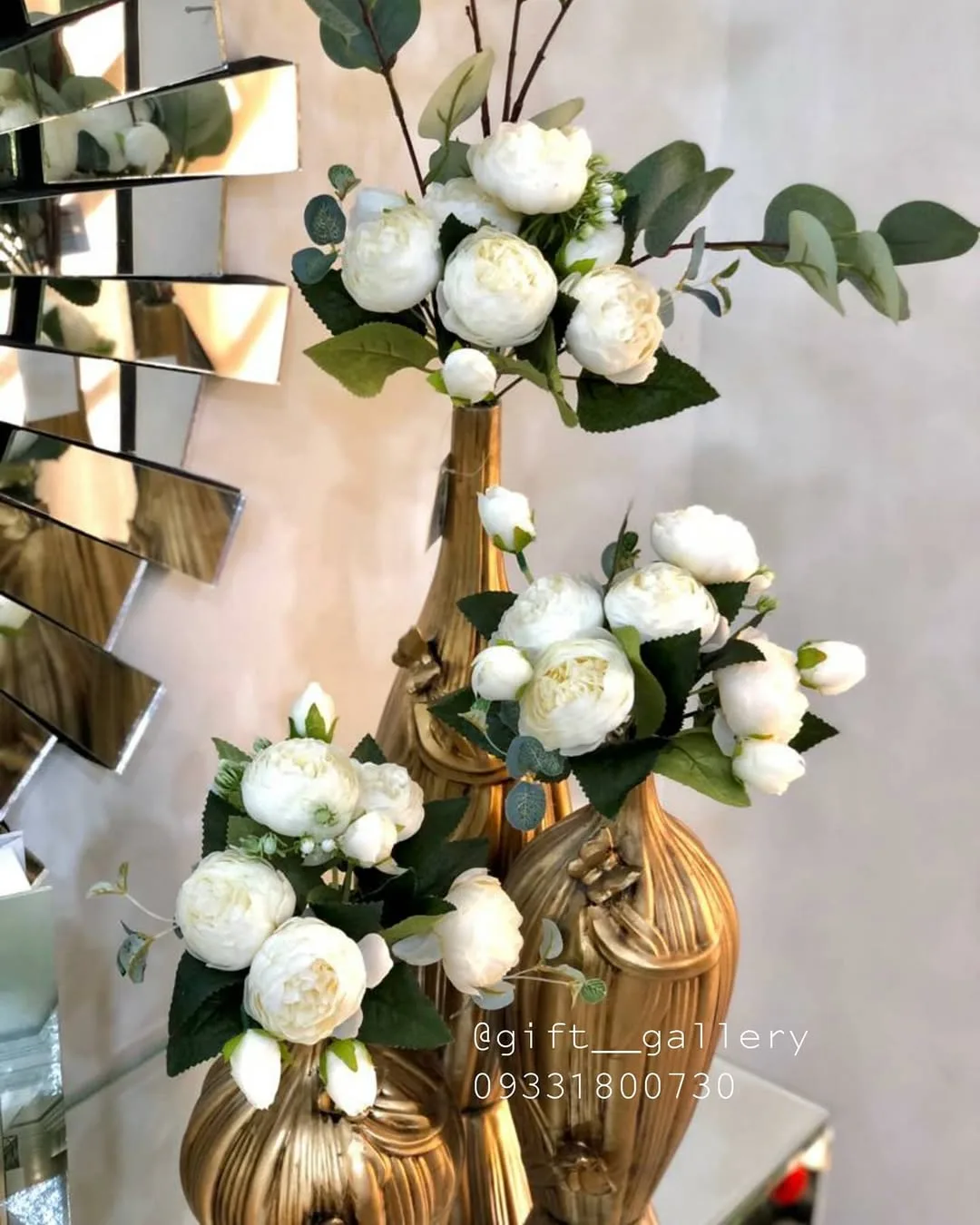 بوته گل مصنوعی پارچه‌ای، رنگ سفید، طلایی و سبز، جنس شیشه و پلاستیک، طرح گلدار، سه گلدان گل رومیزی