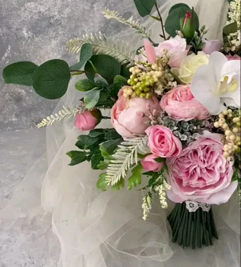دسته گل عروس مصنوعی، رنگ صورتی، سفید و سبز، جنس پارچه و پلاستیک، گرد، دسته‌ای