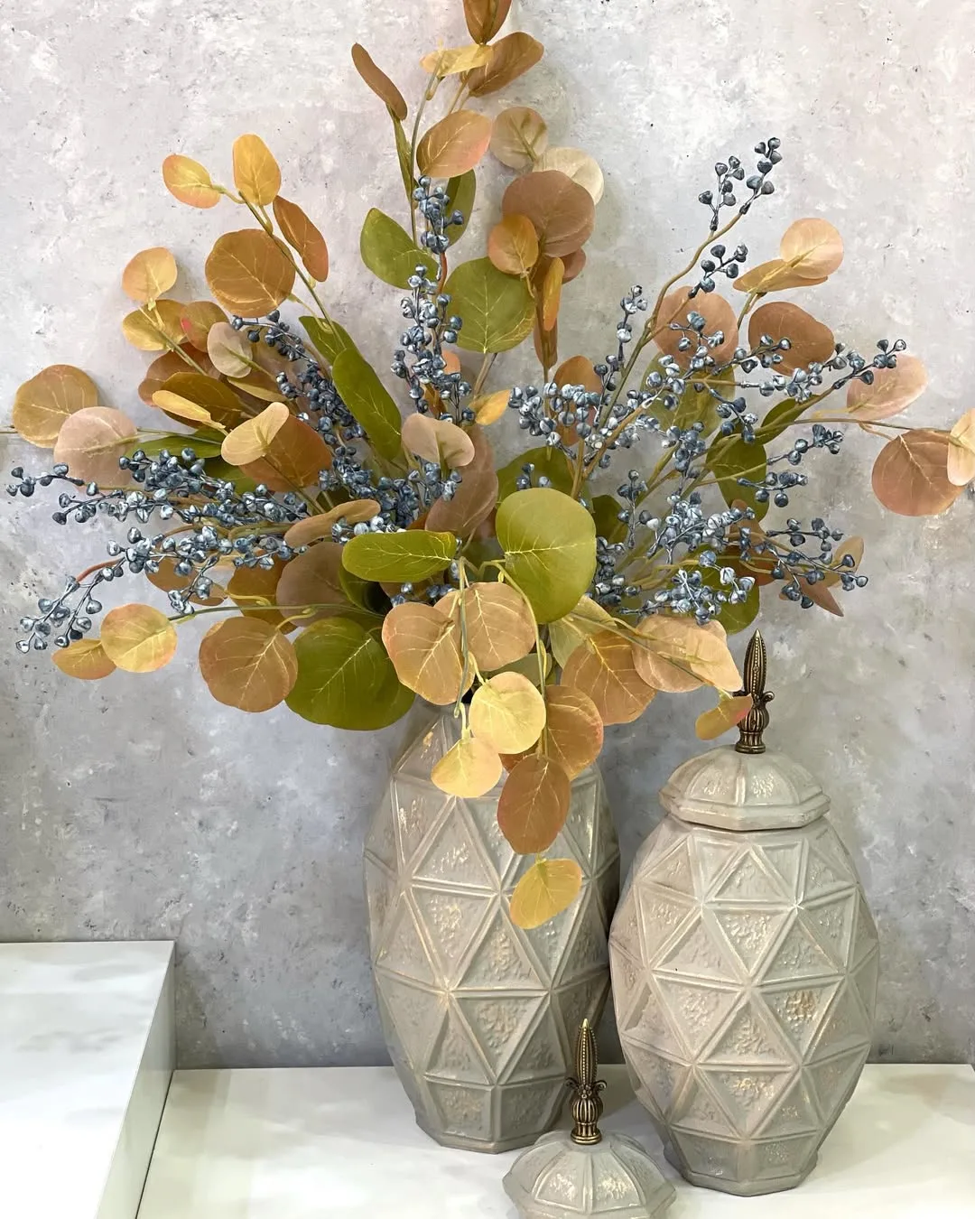 گل مصنوعی و گلدان، رنگ خاکستری، قهوه‌ای و سبز، جنس سرامیک، طرح هندسی، گلدان طرح هندسی