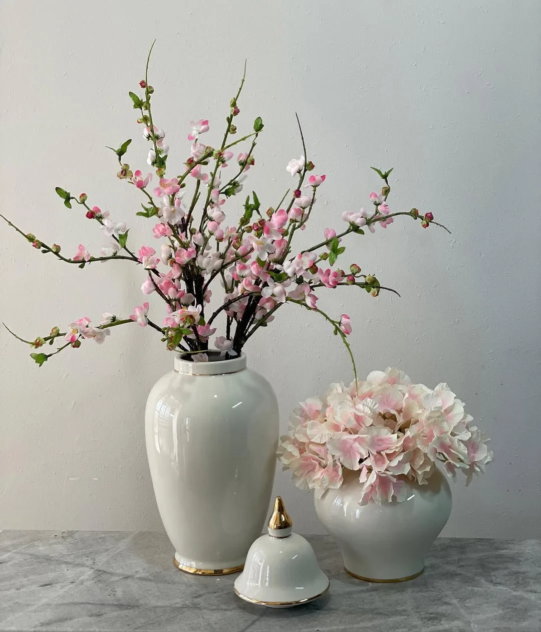 گل مصنوعی و گلدان — عکس ۲