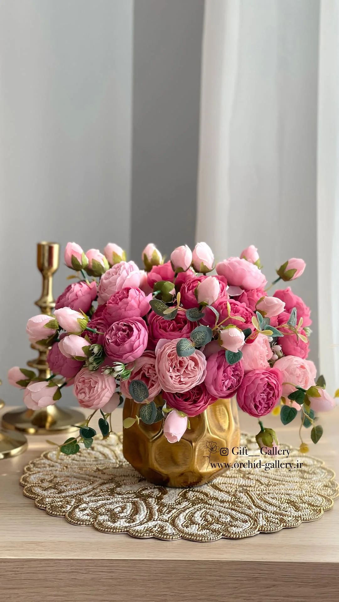 گل و گلدان مصنوعی وارداتی، رنگ صورتی، طلایی و سبز، جنس پارچه و فلز، طرح گلدار، گلدان و گل مصنوعی