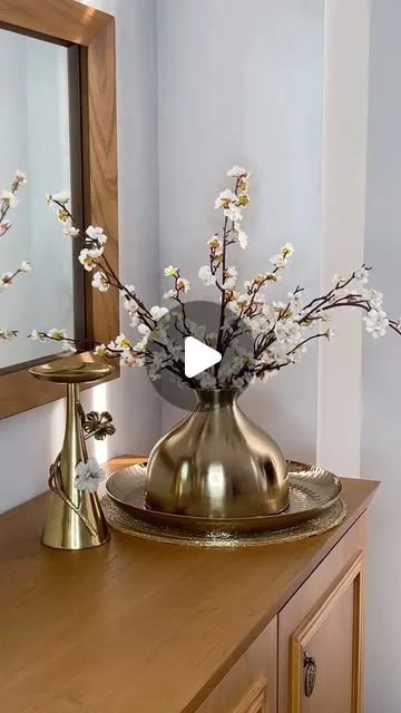 گلدان نیمدایره طلایی و سینی چکشی، جنس فلز، گرد، دهانه تنگ