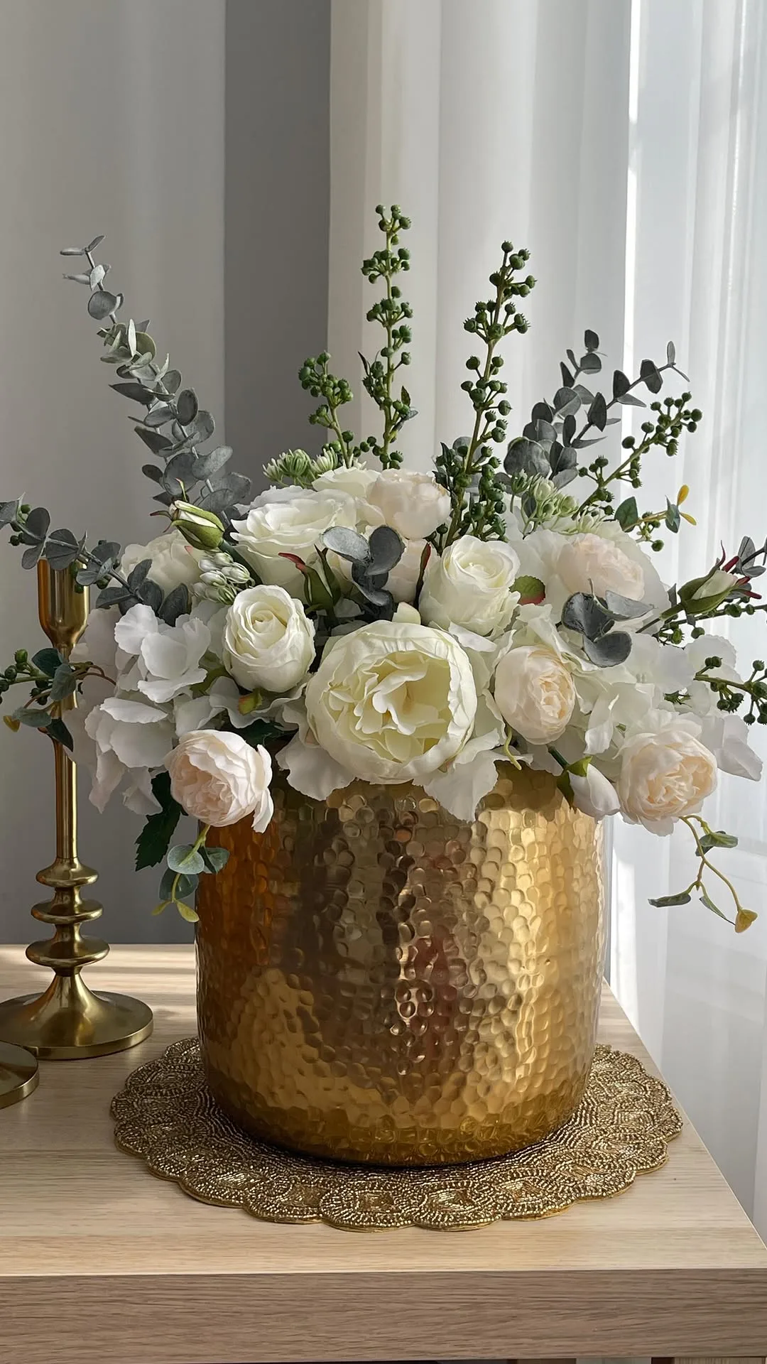 گلدان چکشی آلومینیومی، رنگ طلایی، جنس فلز، استوانه‌ای، بافت ضربه‌ای