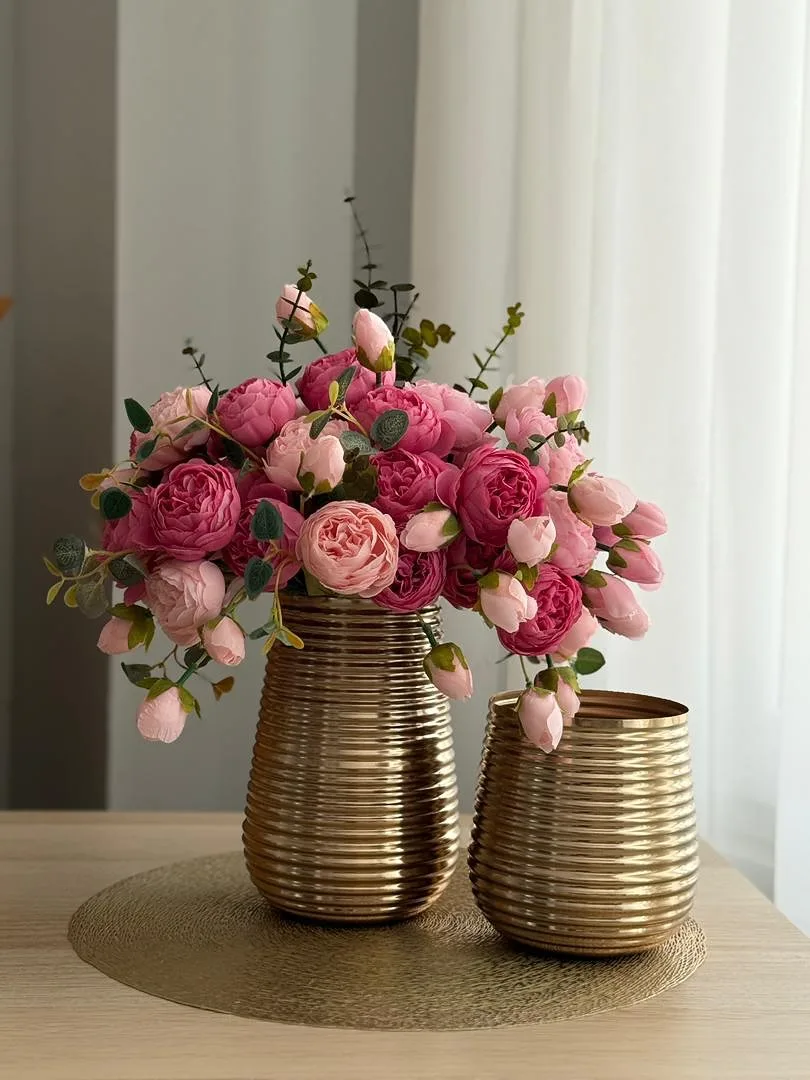گلدان طلایی پرتو، جنس فلز، استوانه‌ای، خط‌دار