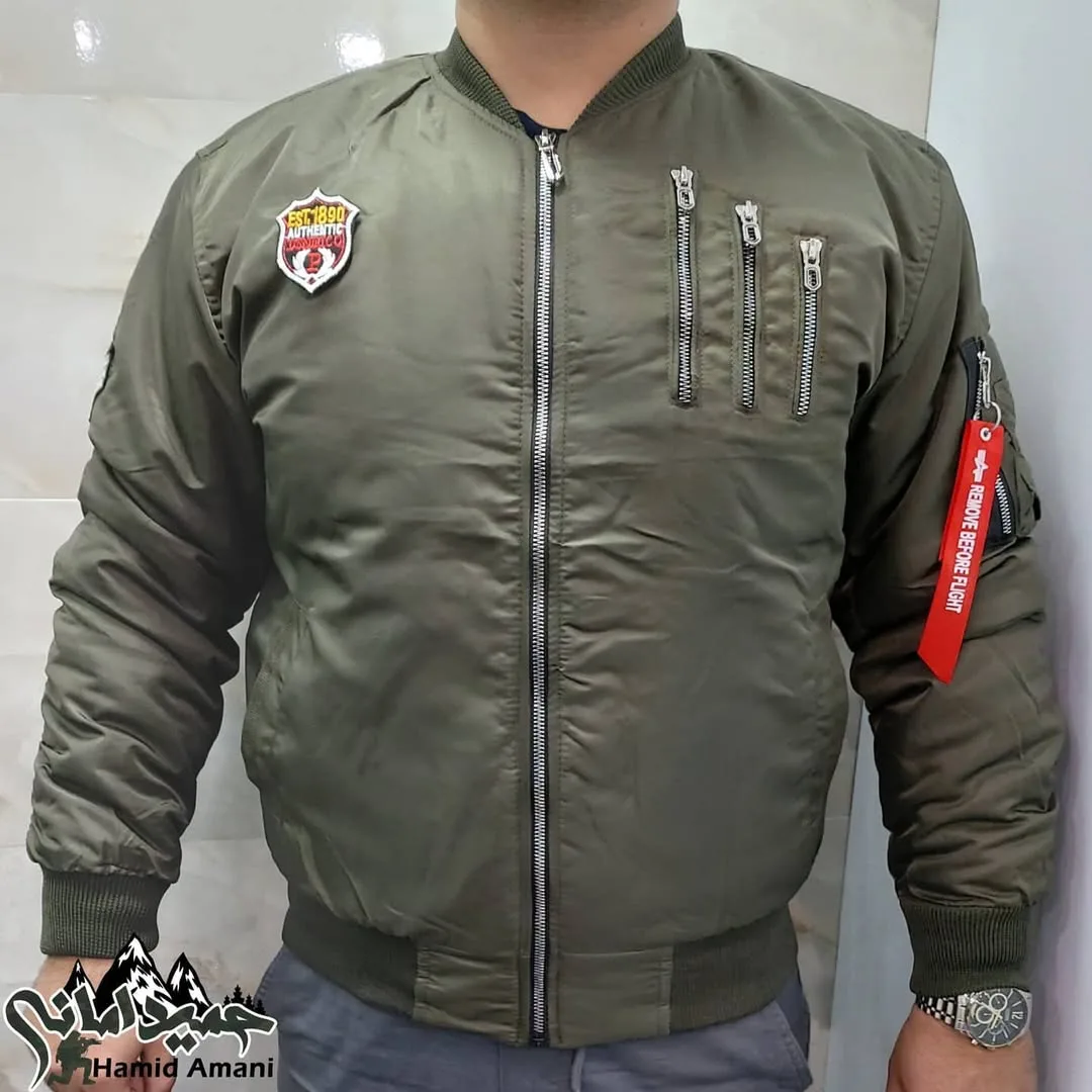 کاپشن خلبانی سه زیپ، رنگ زیتونی و مشکی، جنس شمعی، کوتاه، یقه ایستاده، جیب‌دار