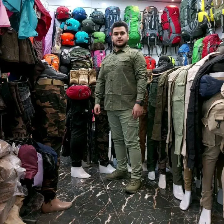 شلوار شش جیب GUESS، رنگ سبز یشمی و خاکی، جنس کتان، پیراهن آستین‌بلند و شلوار