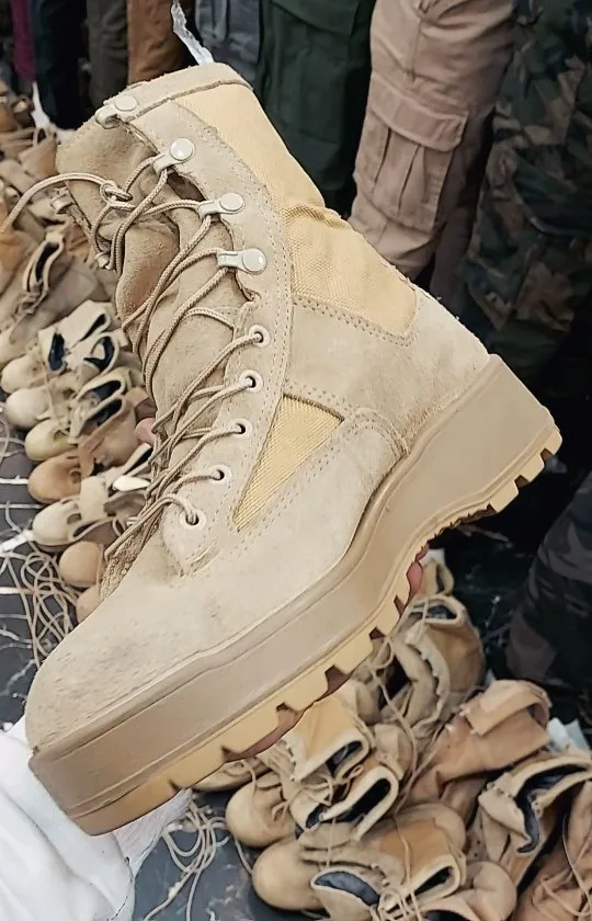پوتین کوهنوردی سایز ۴۰ تا ۴۴، رنگ کرم، ساق بلند، بنددار