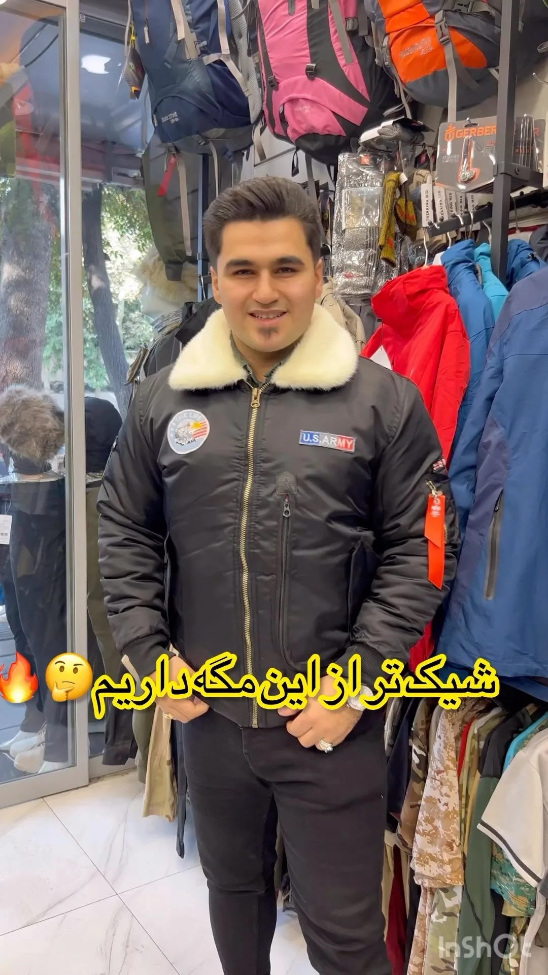 کاپشن مردانه، رنگ مشکی و کرم، کوتاه، یقه خزدار، آستین بلند، جذب