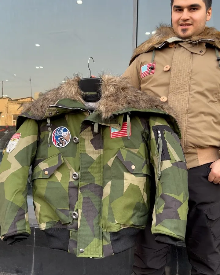 کاپشن خلبانی اورجینال، رنگ مشکی و خاکستری، جنس چرم و خز، کوتاه‌کلاه‌دار