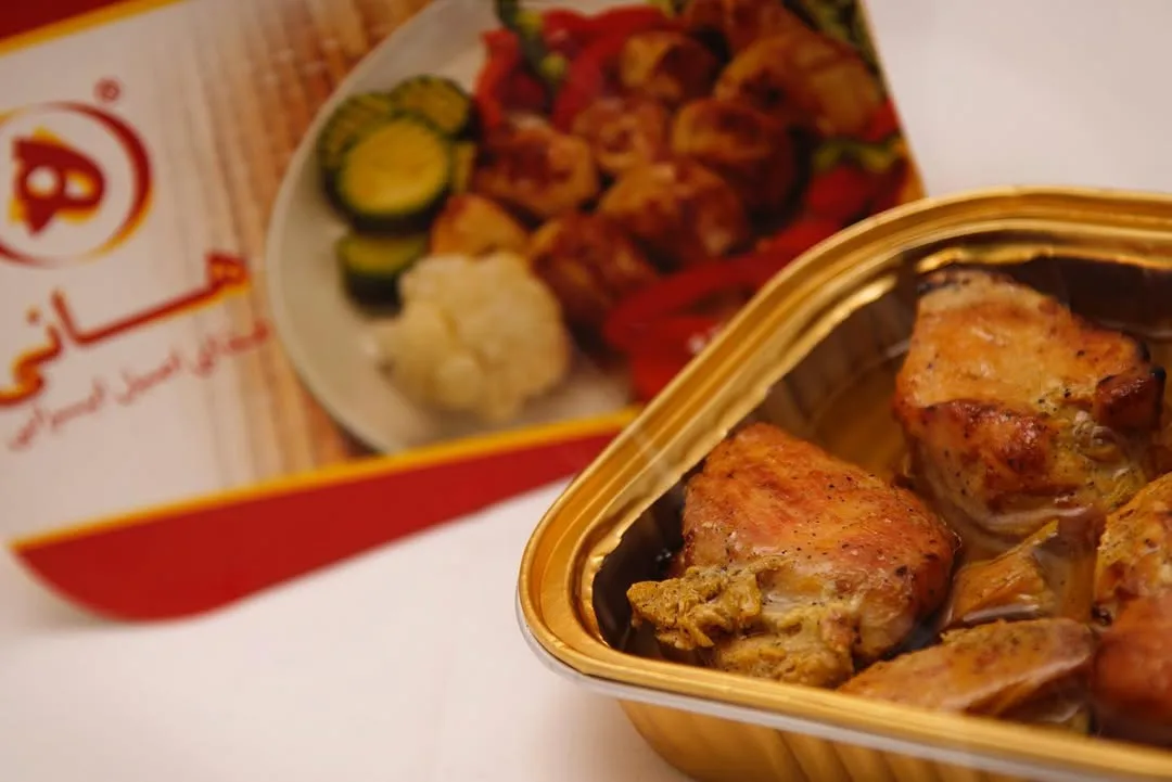 خوراک مرغ آماده هانی، رنگ طلایی، قرمز و سفید