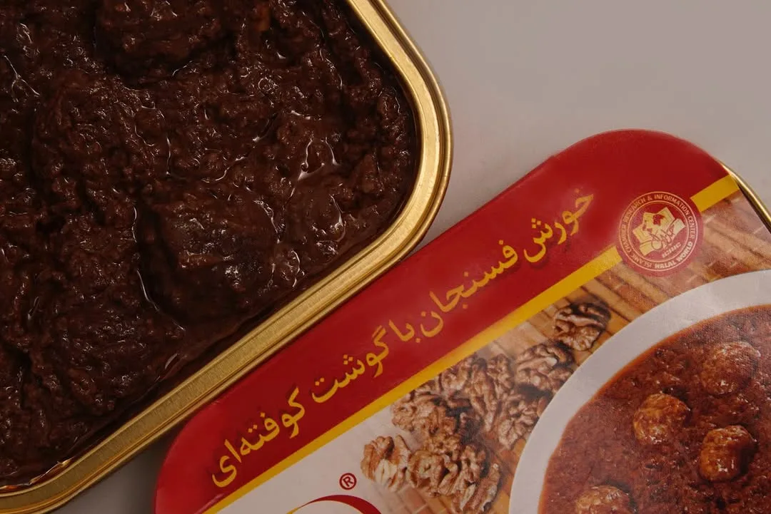 خورش فسنجان با گوشت کوفتهای هانی، رنگ قهوهای، قرمز و زرد