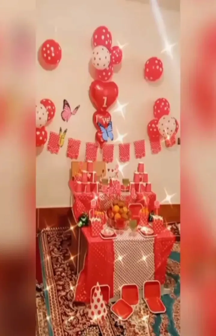 تم تولد خالدار قرمز، رنگ صورتی و سفید، جنس مقوا و پلاستیک، دکوراسیون جشن