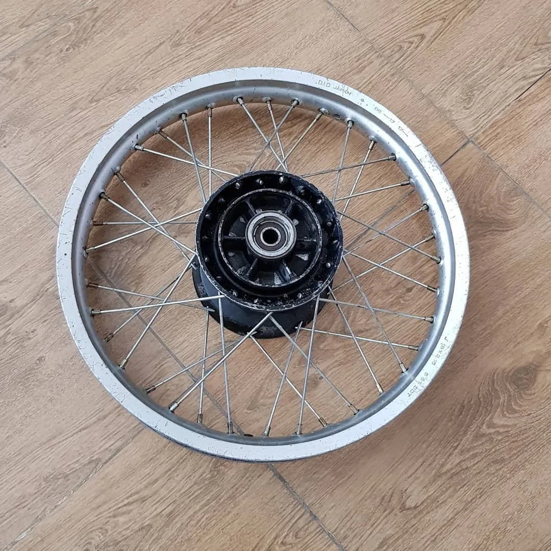 چرخ عقب هوندا XLR250، رنگ نقره‌ای و مشکی، جنس فلز، چرخ پره‌ای با توپی