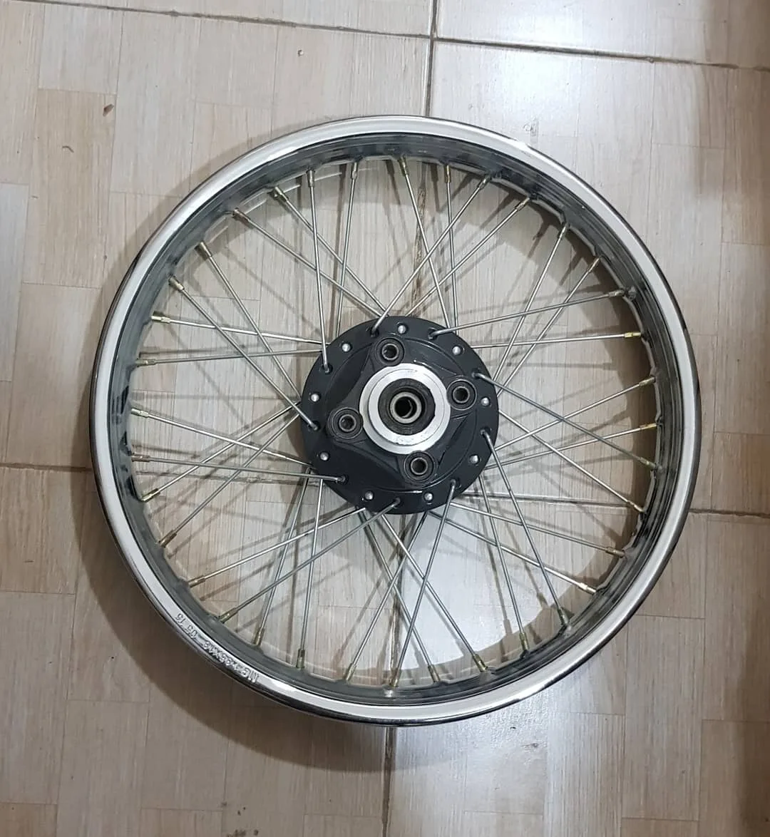 چرخ عقب هوندا XL125، رنگ نقره‌ای و مشکی، جنس فلز، دایره‌ای رینگ پره‌ای