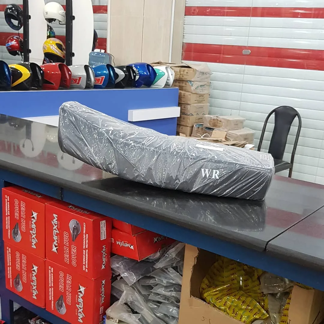 زین موتور XL125 چینی، رنگ مشکی، جنس چرم و پلاستیک، صندلی موتور سیکلت
