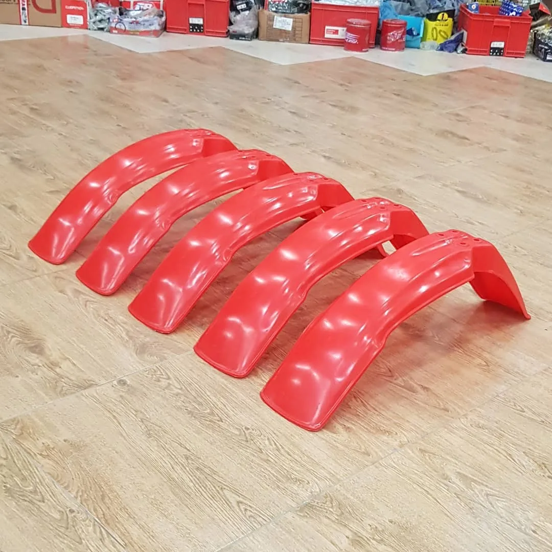 گلگیر جلو هوندا XL250R، رنگ قرمز، جنس پلاستیک، هلالی منحنی