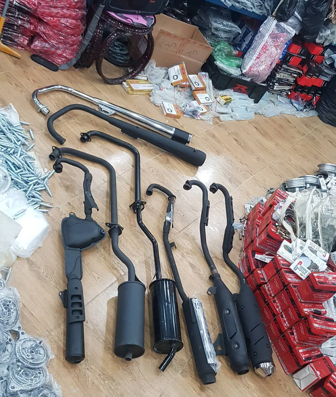 اگزوز موتور سه چرخ و تریل، رنگ مشکی و نقره‌ای، جنس فلز، قطعات موتور سیکلت
