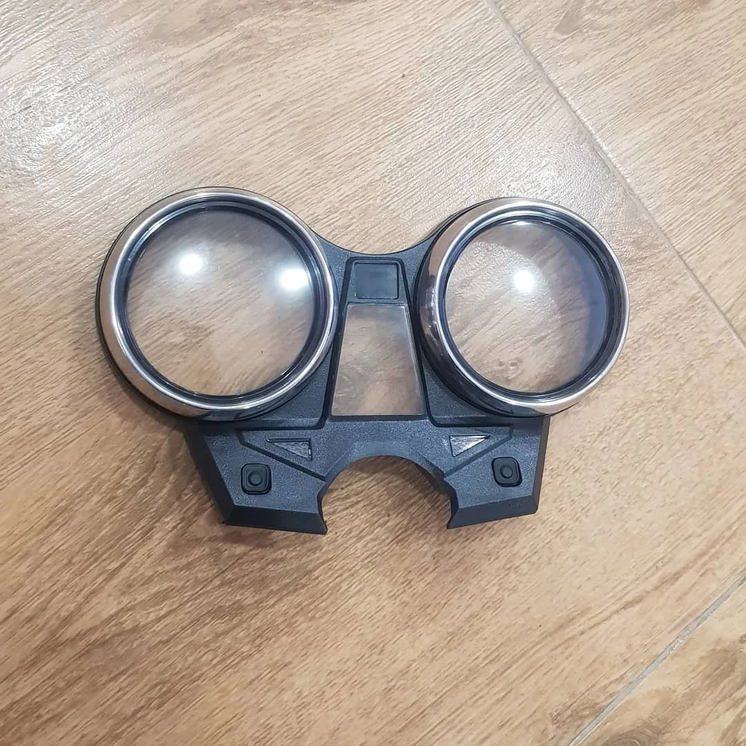 قاب بالا کیلومتر هوندا CB1300 انژکتور، رنگ سیاه و نقره‌ای، جنس پلاستیک و شیشه، قاب کیلومتر دو قلو