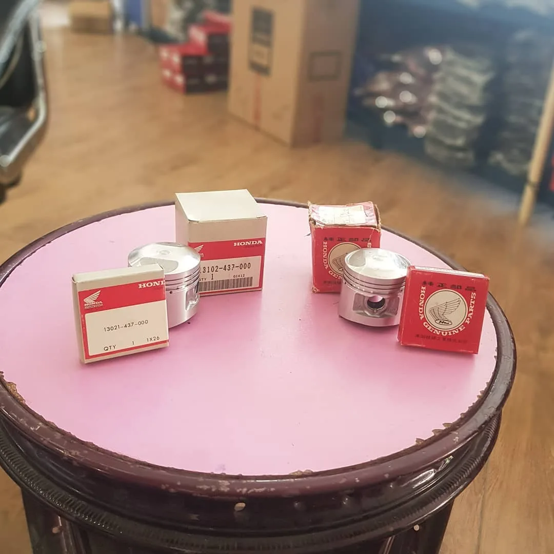 رینگ و پیستون هوندا XL125، رنگ نقره‌ای، سفید و قرمز، جنس فلز و مقوا، استوانه‌ای با رینگ