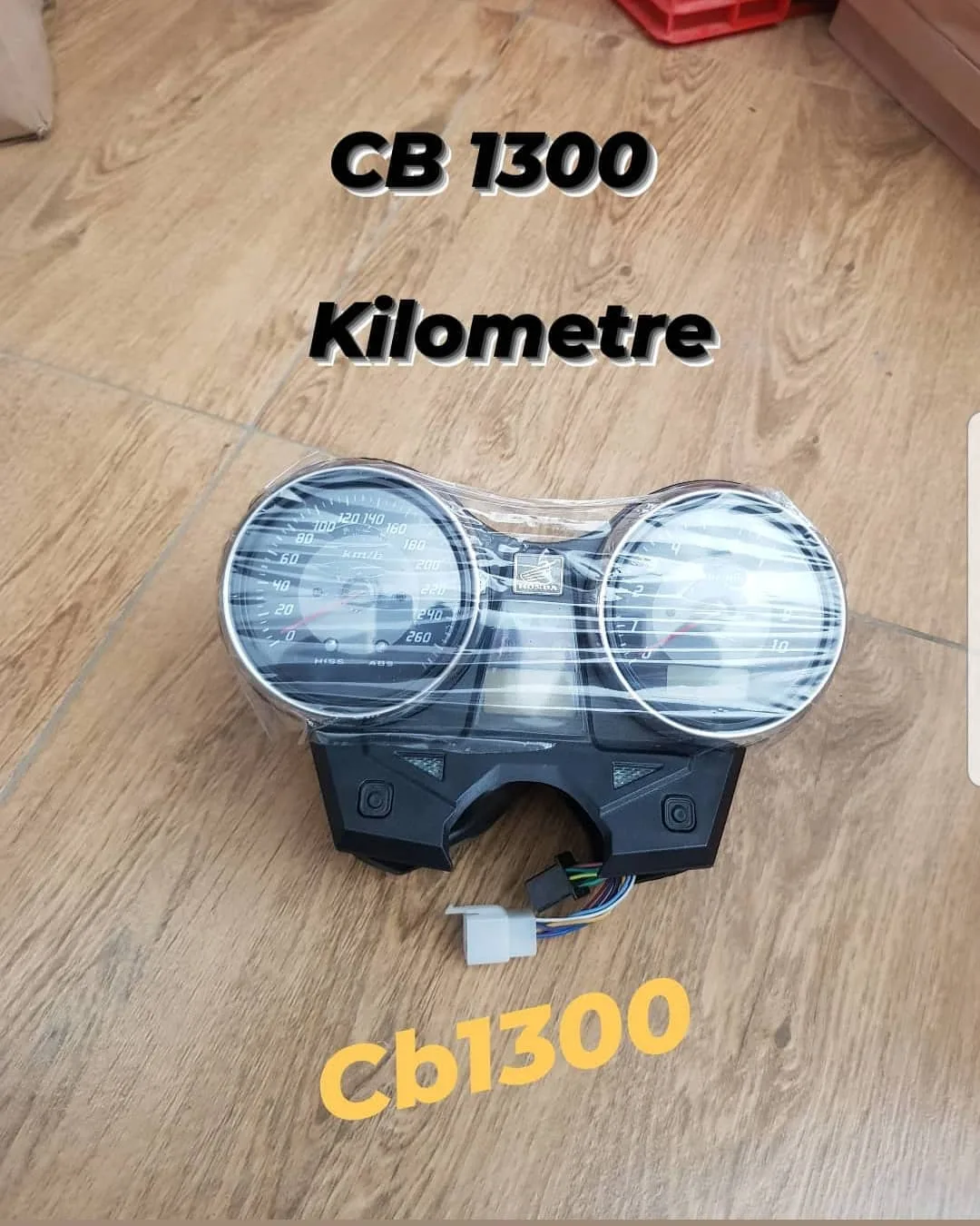 کیلومتر هوندا CB1300 انژکتور، رنگ مشکی و نقره‌ای، جنس پلاستیک و شیشه، کیلومترشمار دو تکه