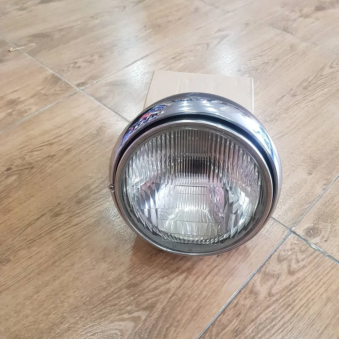 چراغ جلو هوندا CB1300 کاربراتور، رنگ نقره‌ای و شفاف، جنس شیشه و فلز، گرد