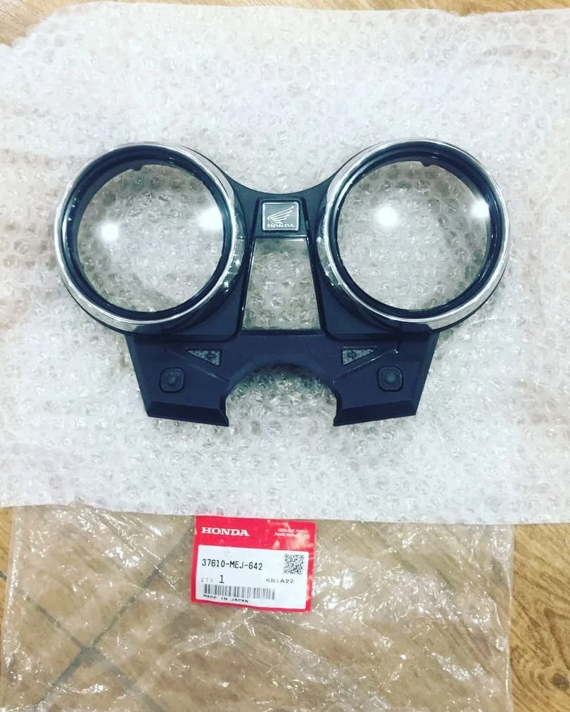 قاب بالای کیلومتر هوندا CB1300، رنگ مشکی و نقره‌ای، جنس پلاستیک و شیشه، دو دایره‌ای