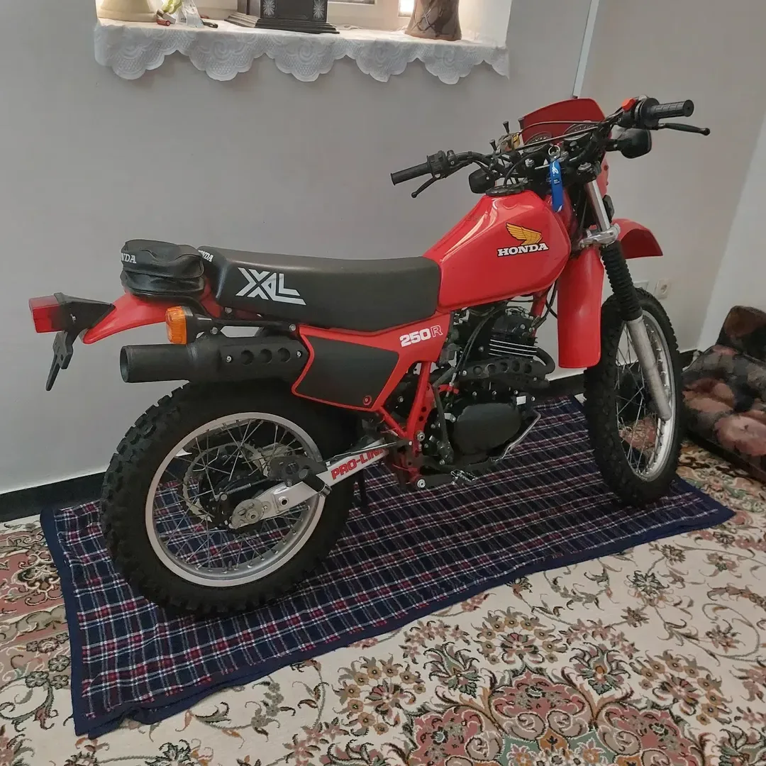موتورسیکلت هوندا XL250R، رنگ قرمز و مشکی، جنس فلز، مدل XL 250R