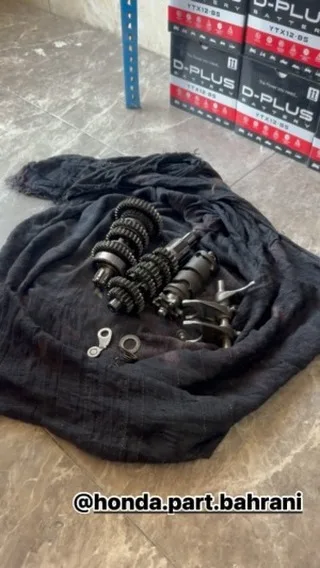 گیربکس ۶ دنده ایکسل ژاپنی، رنگ مشکی و نقره‌ای، جنس فلز و پارچه، مجموعه‌ای از چرخ‌دنده‌ها