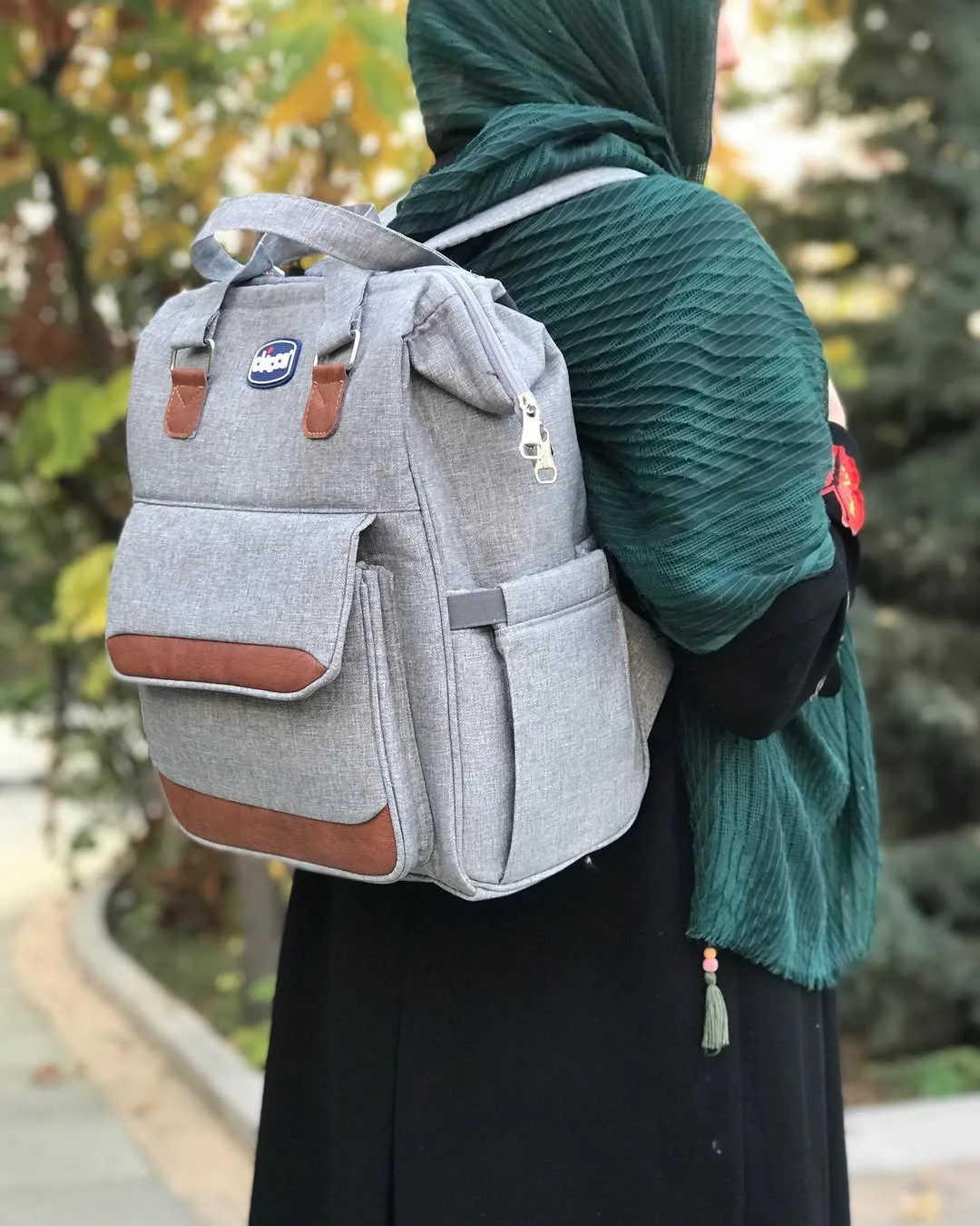 کوله پشتی لوازم نوزاد کتان با نوار دوزی چرم چیکو، رنگ خاکستری و قهوه‌ای، جنس پارچه و چرم مصنوعی، کوله‌پشتی دوشی روزمره
