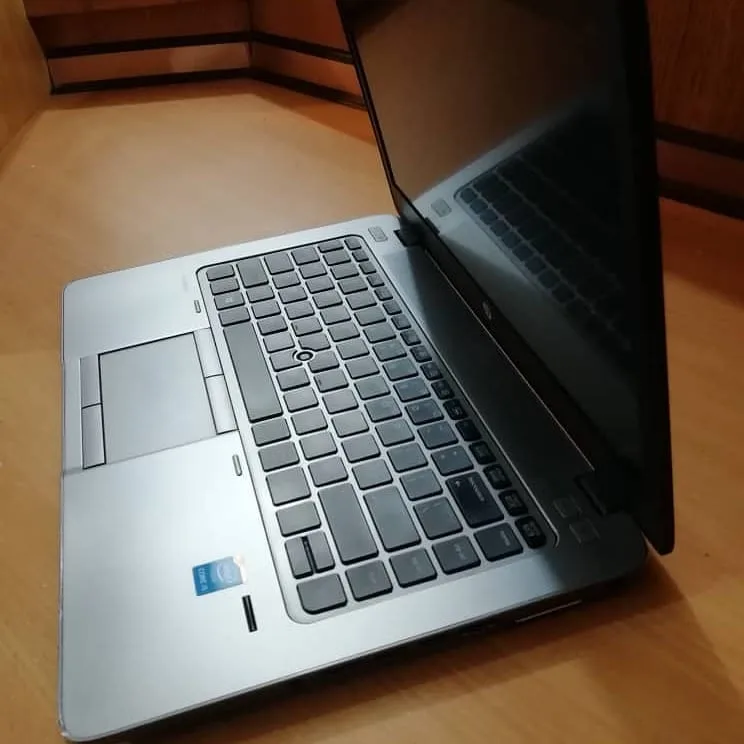لپ‌تاپ اچ پی 840 G2 HP، رنگ نقره‌ای و مشکی، جنس پلاستیک و فلز، تاشو، صفحه کلید فارسی