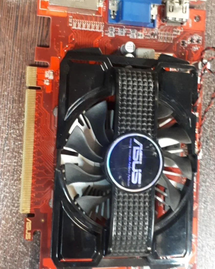 کارت گرافیک HD6670 2GB، رنگ قرمز، جنس فلز، کارت گرافیک فن‌دار