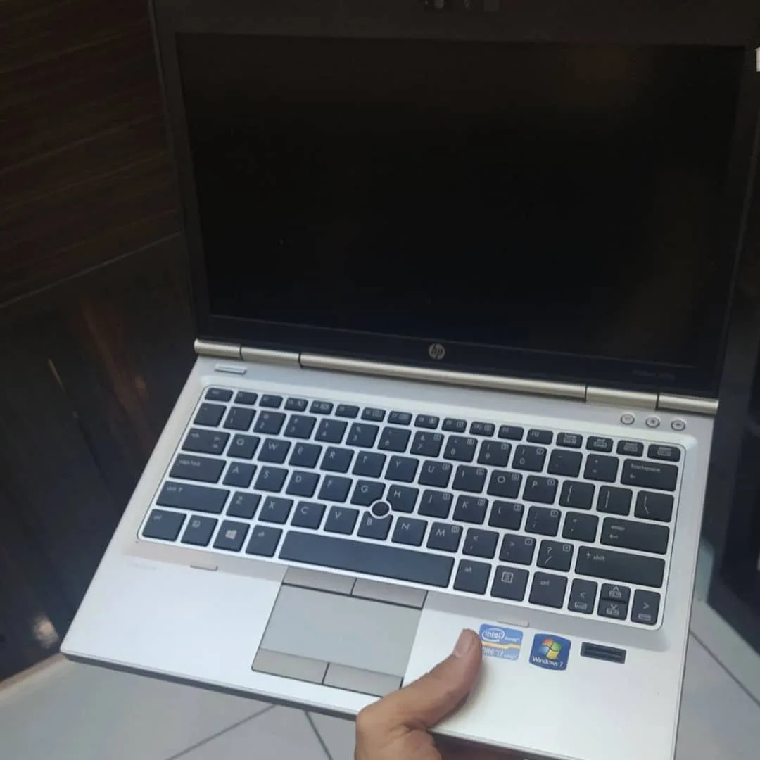 لپ‌تاپ HP EliteBook 2570 i7، رنگ نقره‌ای و مشکی