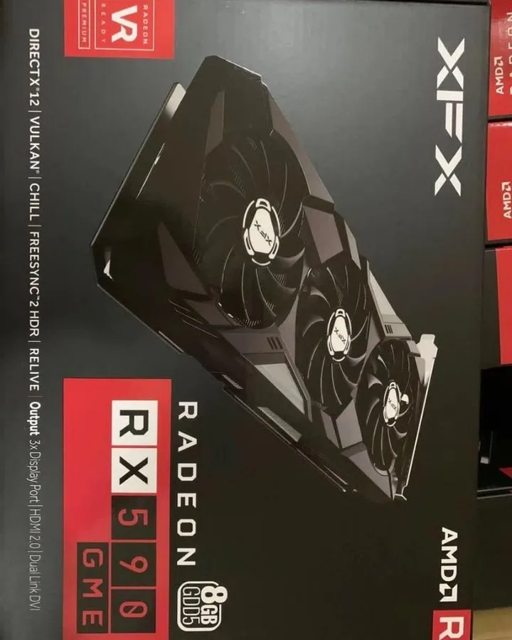کارت گرافیک XFX RX590 ۸ گیگابایت، رنگ سیاه و قرمز، جنس پلاستیک و فلز، طرح نوشته، سه فنه