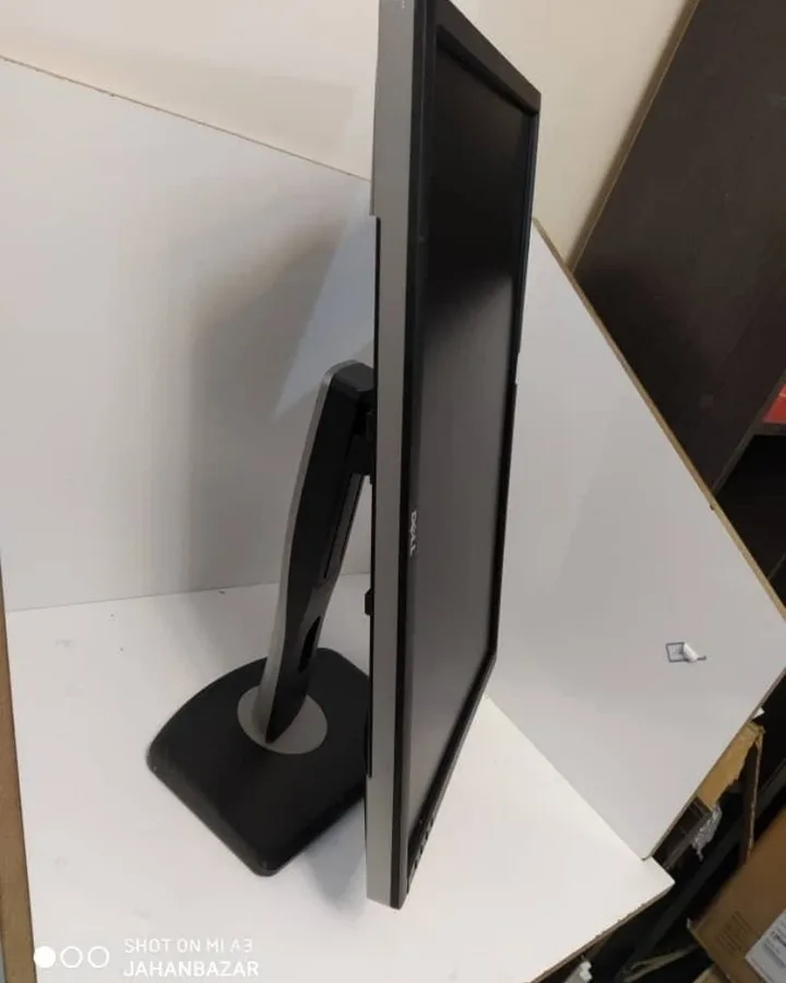 مانیتور Dell UltraSharp ۲۴ اینچ دل، رنگ سیاه و نقرهای، جنس پلاستیک و فلز، صفحه نمایش مستطیلی
