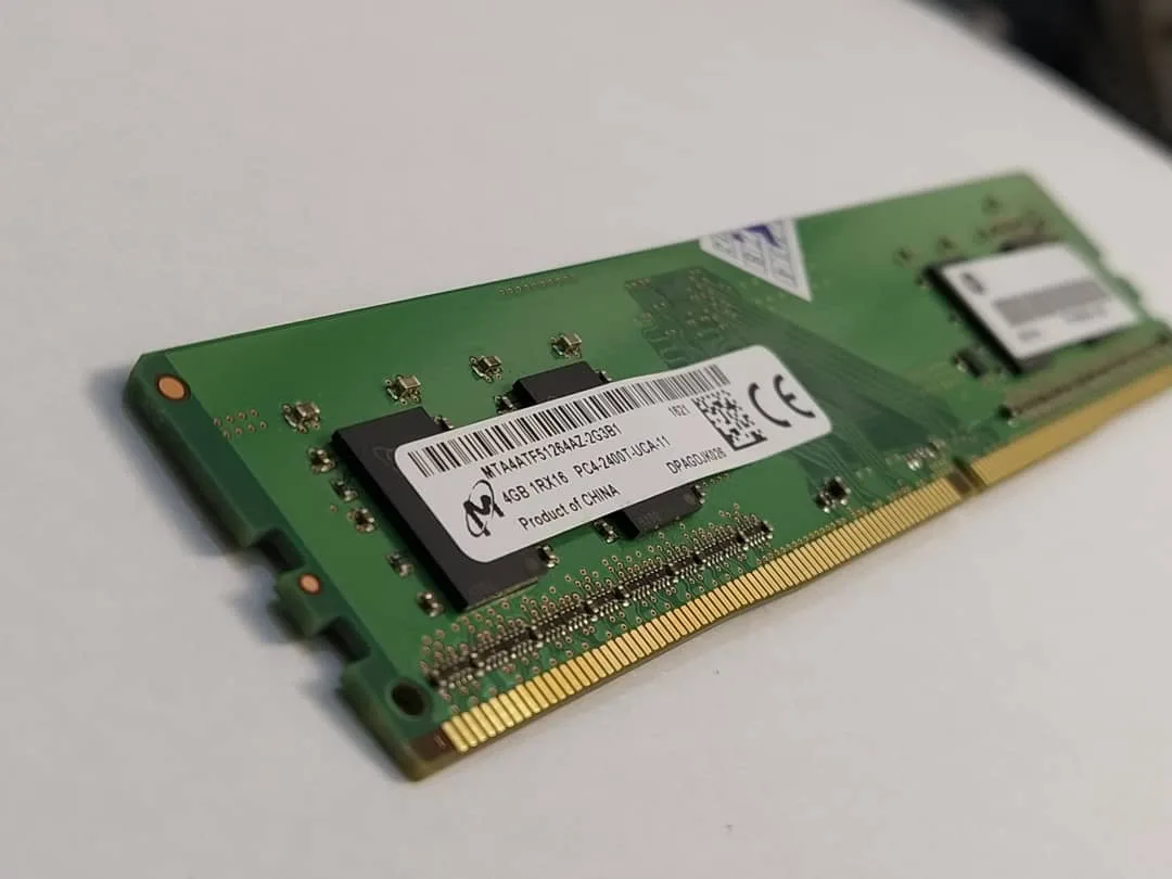 رم DDR4 کامپیوتر ۴ گیگابایت، رنگ سبز و طلایی، جنس پلاستیک و فلز، مستطیلی باریک