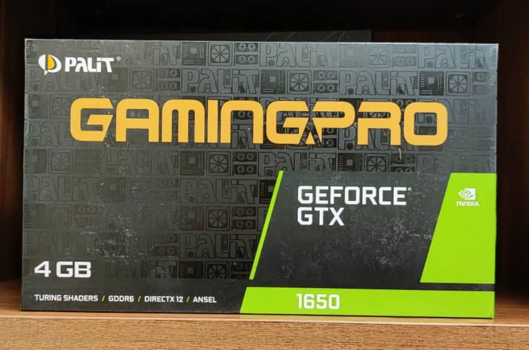 کارت گرافیک GTX 1650 GamingPro ۴ گیگ پلیت، رنگ مشکی، سبز و زرد، جنس مقوا، جعبه سختافزاری