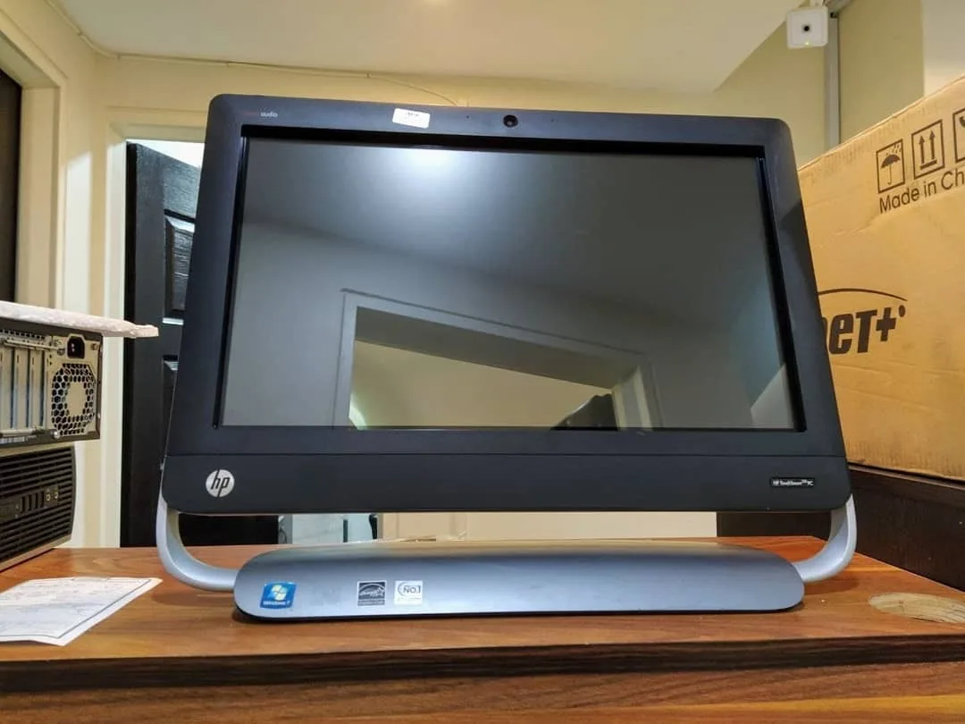 آل این وان HP TouchSmart 320، رنگ مشکی و نقرهای، جنس پلاستیک و فلز، آلاینوان پایه هلالی