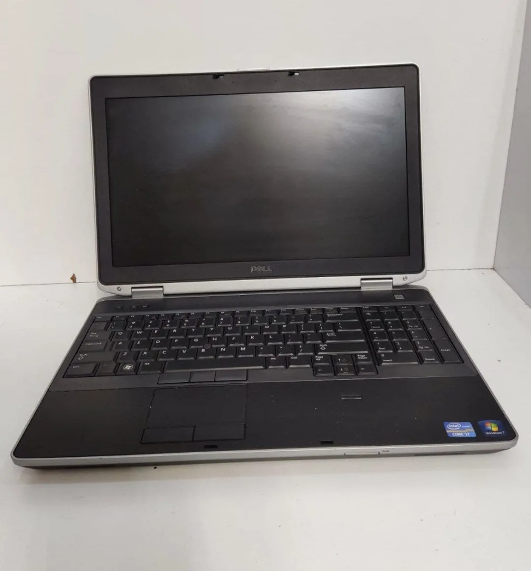 لپ تاپ دل i7 نسل سوم Dell، رنگ نقره‌ای و مشکی، جنس پلاستیک و فلز، تاشو، صفحه ۱۵ اینچ