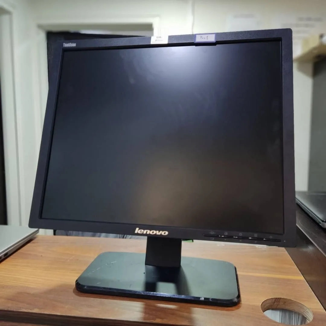 مانیتور ۱۹ اینچ LT1913p لنوو، رنگ مشکی، جنس پلاستیک و شیشه، تخت با پایه