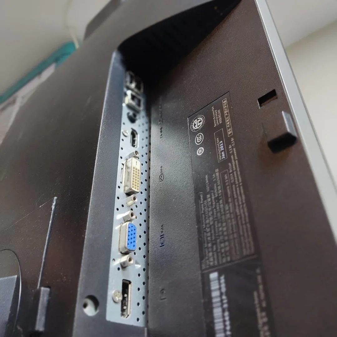 مانیتور استوک UltraSharp U2713HM 2K دل، رنگ سیاه و نقره‌ای، جنس فلز و پلاستیک، پنل پشت مانیتور