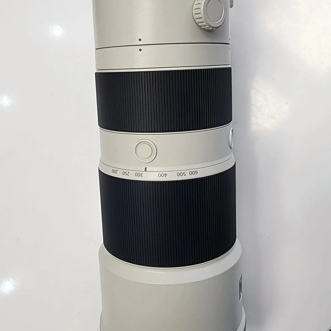 لنز 200-600mm G OSS کارکرده سونی، رنگ سفید و مشکی، جنس فلز و شیشه، تله فوتو