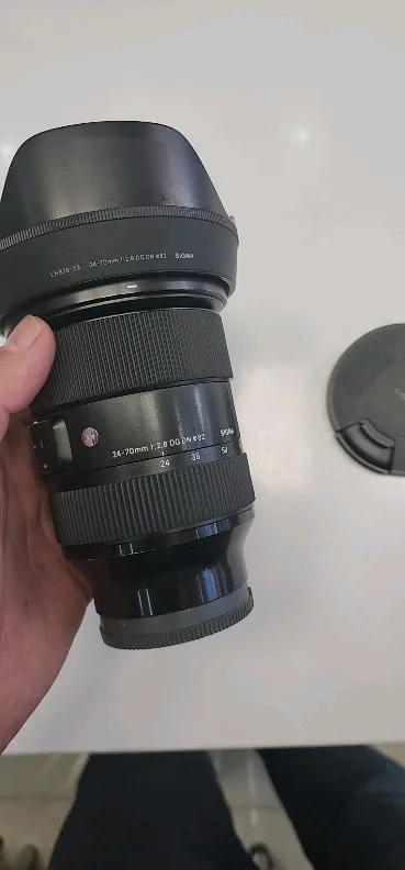 لنز 24-70mm مانت سونی کارکرده سیگما، رنگ مشکی، جنس فلز و شیشه، استوانه‌ای