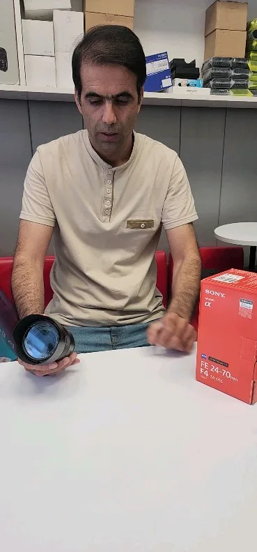 لنز 24-70mm F4 زایس کارکرده سونی، رنگ مشکی، جنس فلز و شیشه، استوانهای