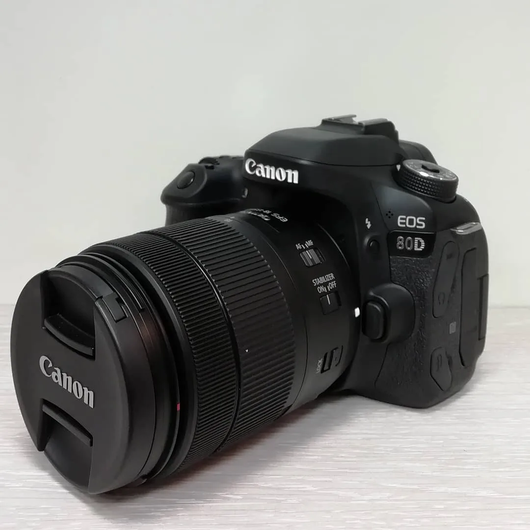 دوربین 80D با لنز 18-135 USM کارکرده، رنگ سیاه، جنس پلاستیک و فلز، طرح نوشته، DSLR با لنز عریض