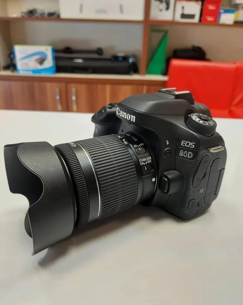 دوربین 80D با لنز 18-55 STM کارکرده، رنگ مشکی، جنس پلاستیک و فلز، DSLR، لنز زوم