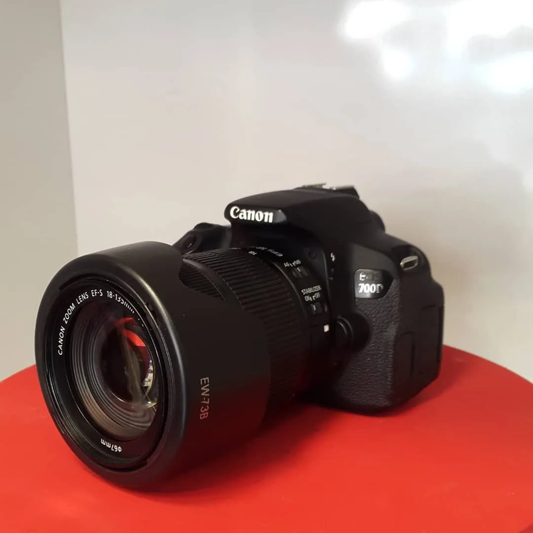 دوربین 700D با لنز 18-135 STM کارکرده کانن، رنگ مشکی، جنس فلز و پلاستیک