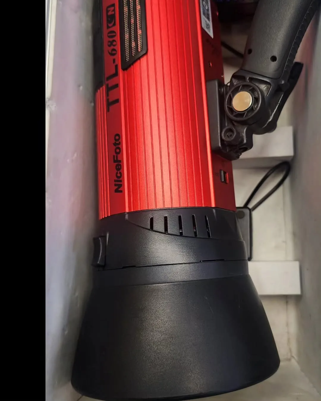 فلاش پرتابل TTL-680، رنگ قرمز و مشکی، جنس پلاستیک و فلز، فلاش استودیویی پرتابل