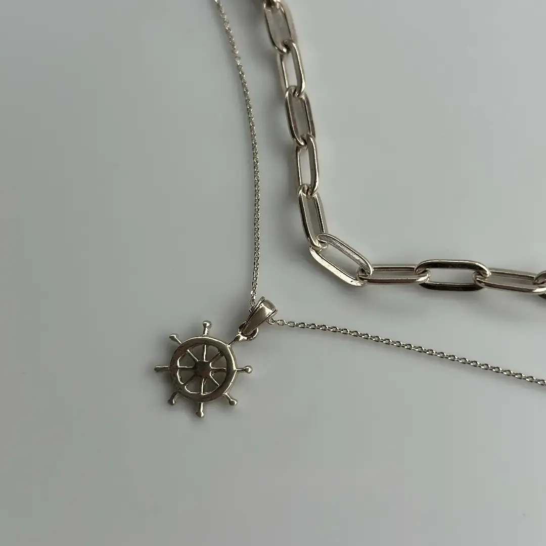 گردنبند، رنگ نقره‌ای، جنس فلز، دو‌رشته‌ای با پلاک لنگر