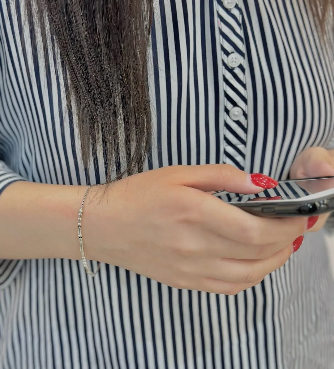 دستبند کد مورس، رنگ نقره‌ای، جنس فلز، طرح راه‌راه، ظریف و مهره‌دار