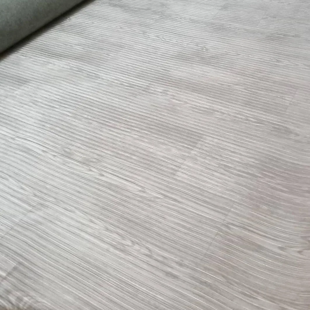 کفپوش پشت نمد روکش پی‌وی‌سی ۲ میل، رنگ خاکستری، جنس PVC، طرح چوب